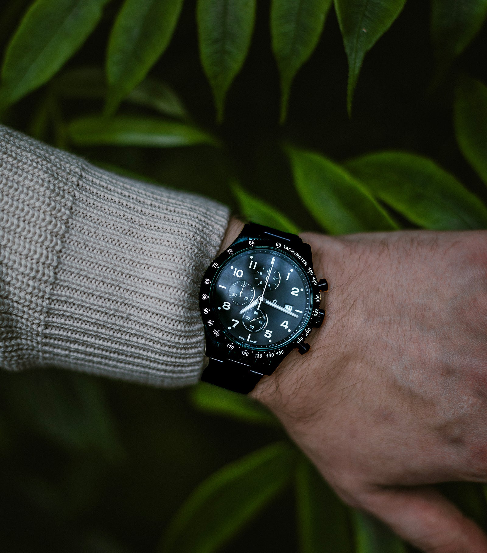 Schweizer Uhr DARK KNIGHT Schwarz mit 5 vergoldeten Steinen