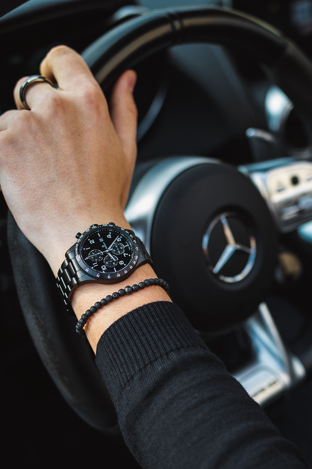 Schweizer Uhr DARK KNIGHT Schwarz mit 5 vergoldeten Steinen